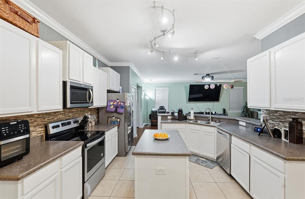 待售: $365,000 (4 贝兹, 2 浴室, 2159 平方英尺)