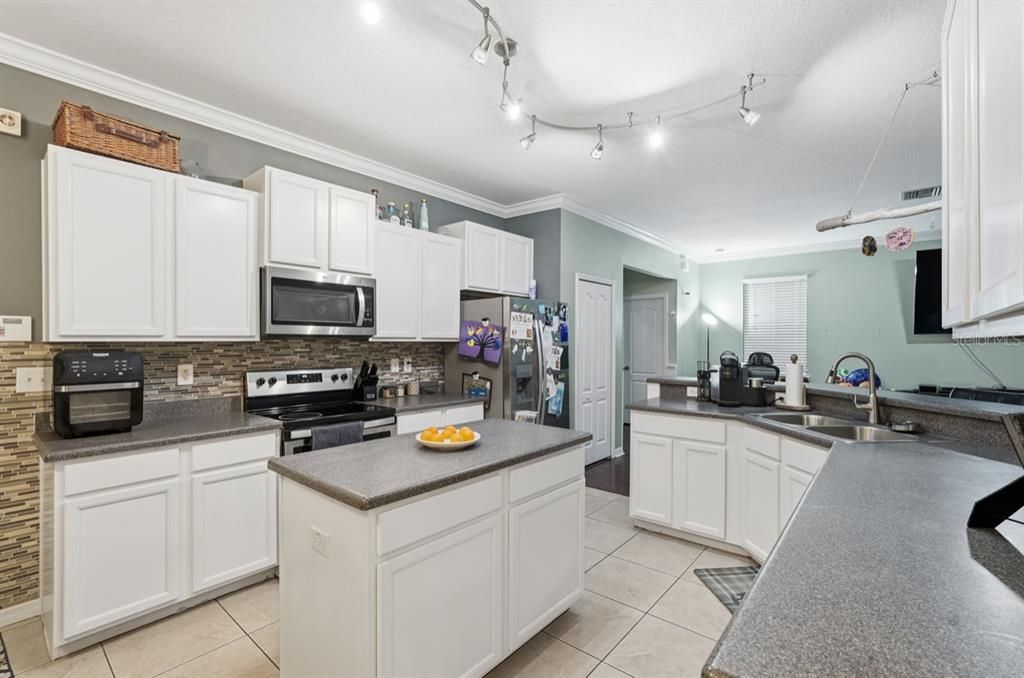 待售: $365,000 (4 贝兹, 2 浴室, 2159 平方英尺)