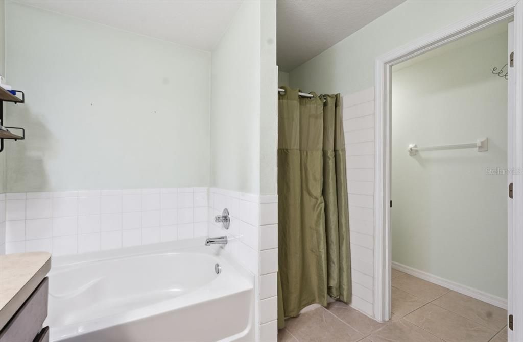 待售: $365,000 (4 贝兹, 2 浴室, 2159 平方英尺)