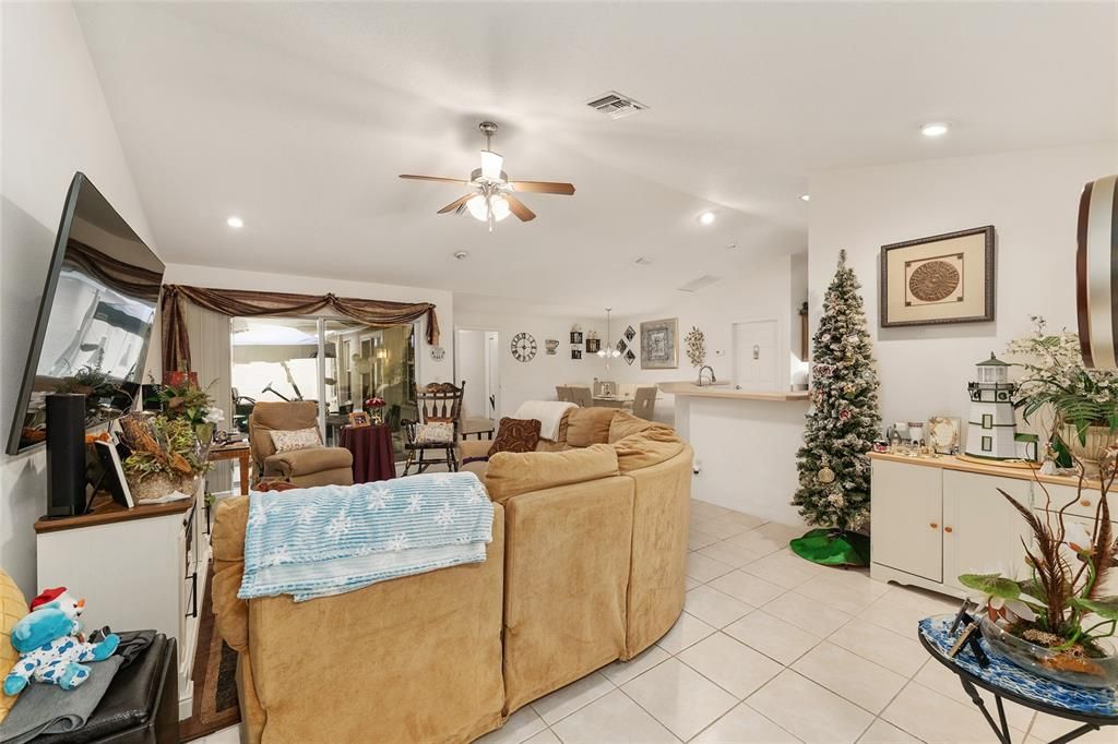 For Sale: $475,000 (6 beds, 0 baths, 2676 Square Feet)