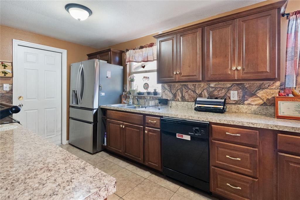 For Sale: $254,900 (3 beds, 2 baths, 1489 Square Feet)