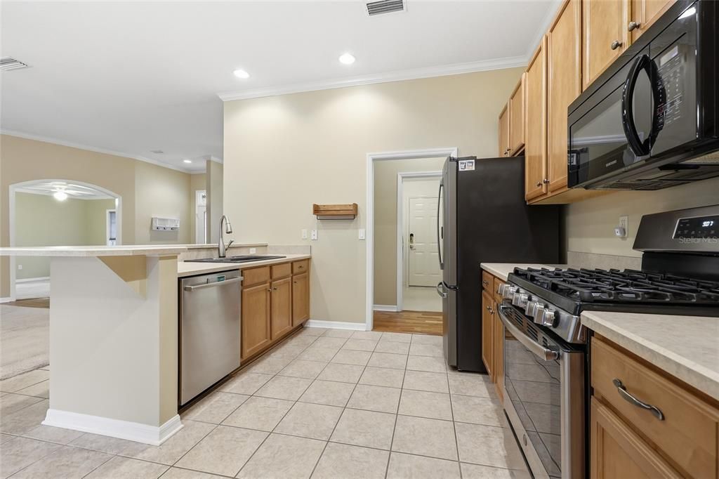 Под контрактом: $399,900 (3 спален, 3 ванн, 1866 Квадратных фут)