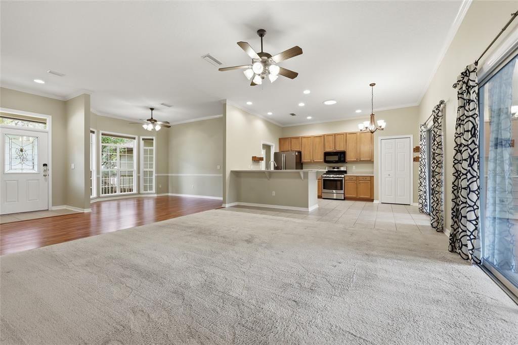 Под контрактом: $399,900 (3 спален, 3 ванн, 1866 Квадратных фут)