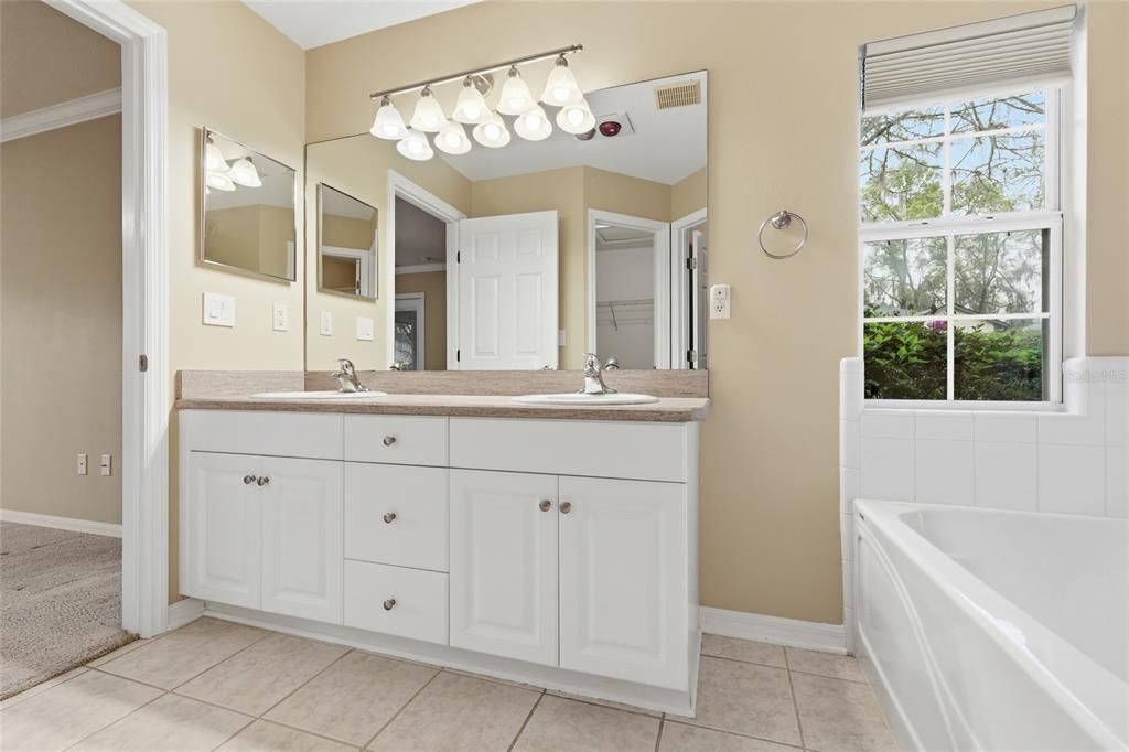 Под контрактом: $399,900 (3 спален, 3 ванн, 1866 Квадратных фут)