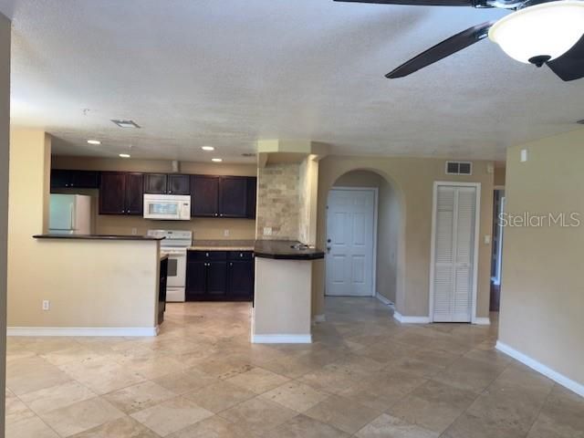 待售: $179,000 (2 贝兹, 2 浴室, 1084 平方英尺)