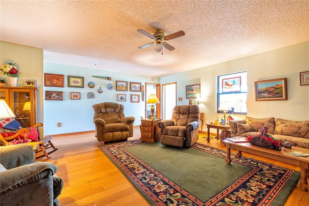 На продажу: $215,000 (2 спален, 2 ванн, 1452 Квадратных фут)