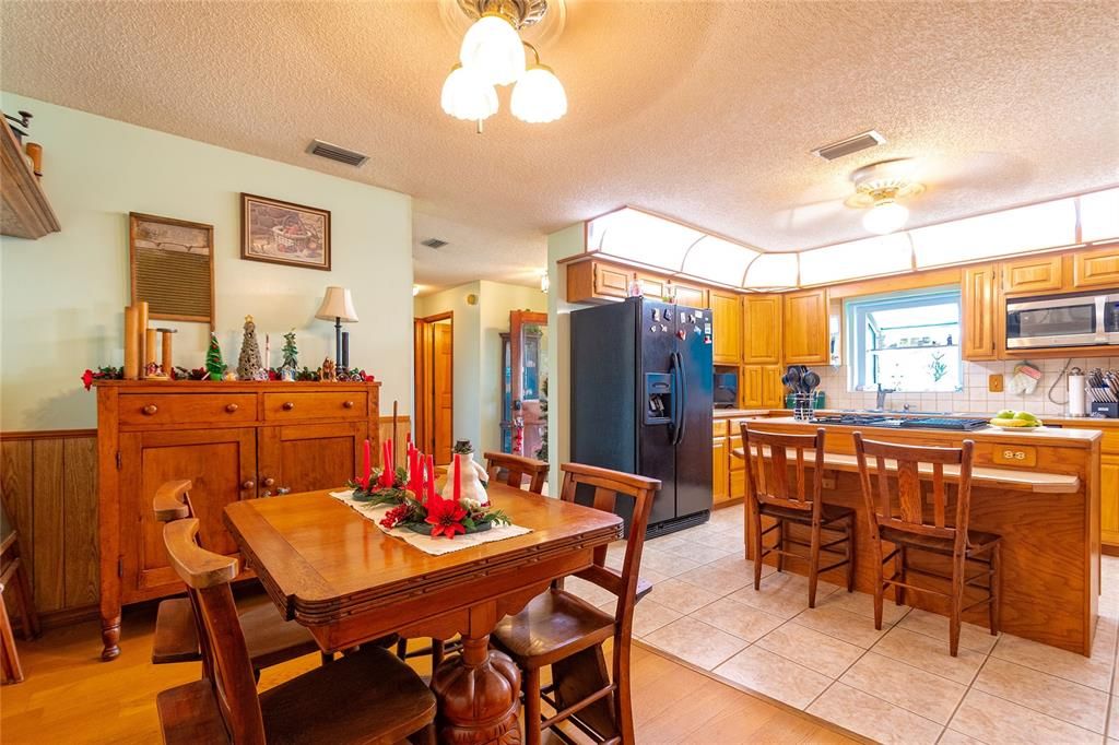 На продажу: $215,000 (2 спален, 2 ванн, 1452 Квадратных фут)