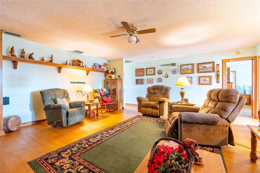 На продажу: $215,000 (2 спален, 2 ванн, 1452 Квадратных фут)