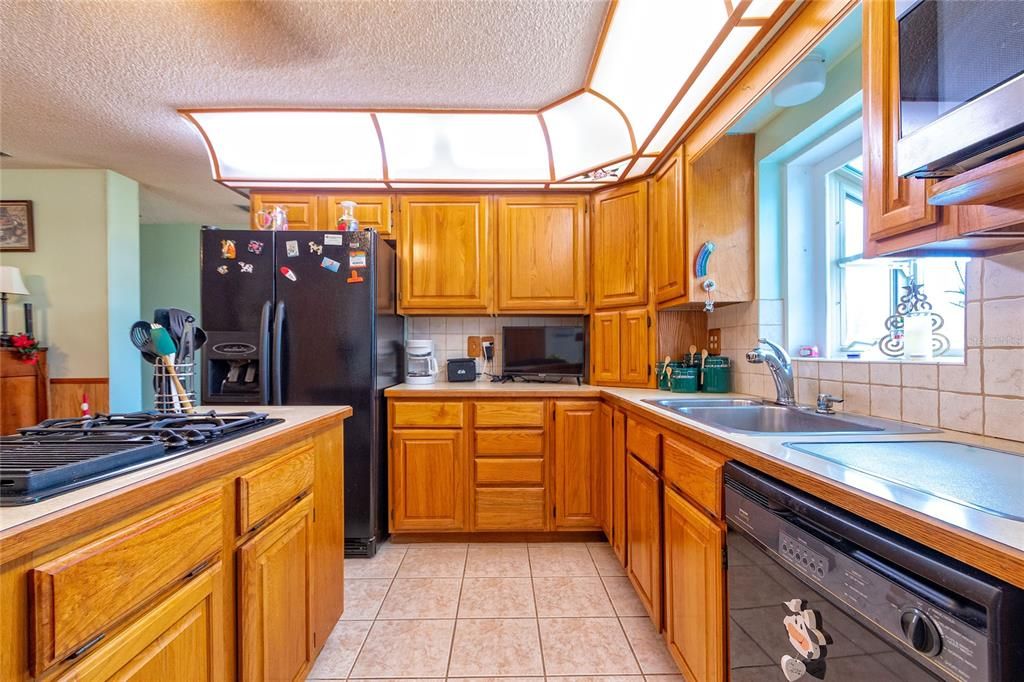 На продажу: $215,000 (2 спален, 2 ванн, 1452 Квадратных фут)