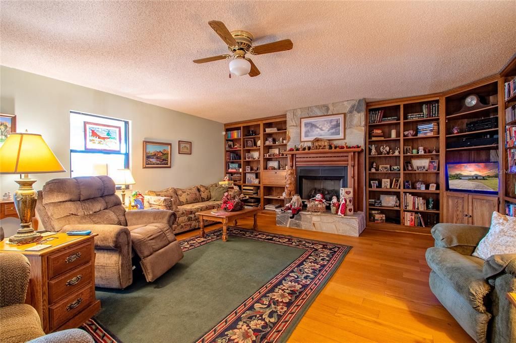 На продажу: $215,000 (2 спален, 2 ванн, 1452 Квадратных фут)