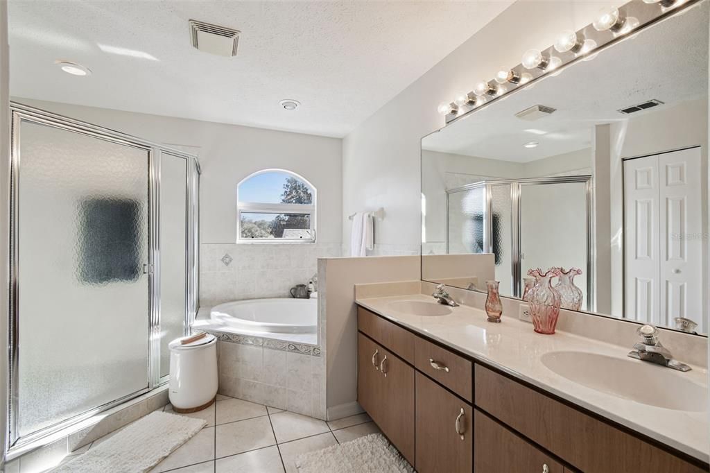 En Venta: $716,000 (6 camas, 3 baños, 3810 Pies cuadrados)