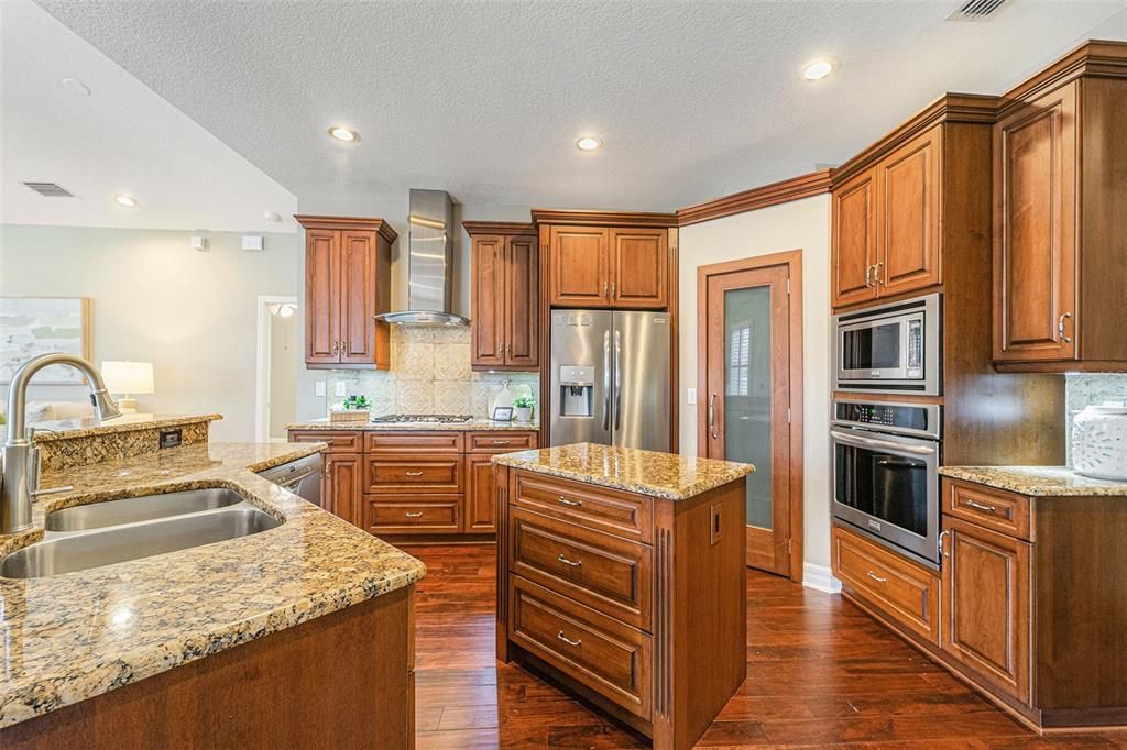 For Sale: $750,000 (4 beds, 2 baths, 2575 Square Feet)