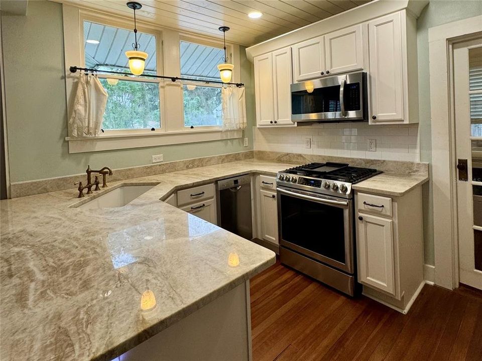 В аренду: $2,400 (2 спален, 2 ванн, 1432 Квадратных фут)