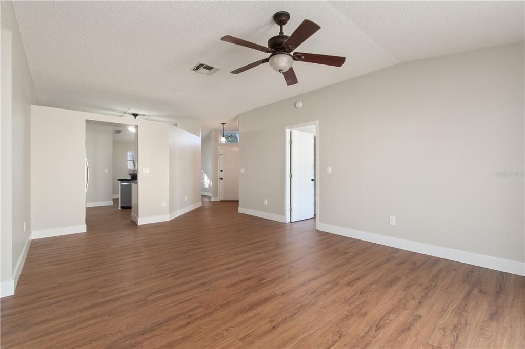 For Sale: $349,900 (3 beds, 2 baths, 1406 Square Feet)