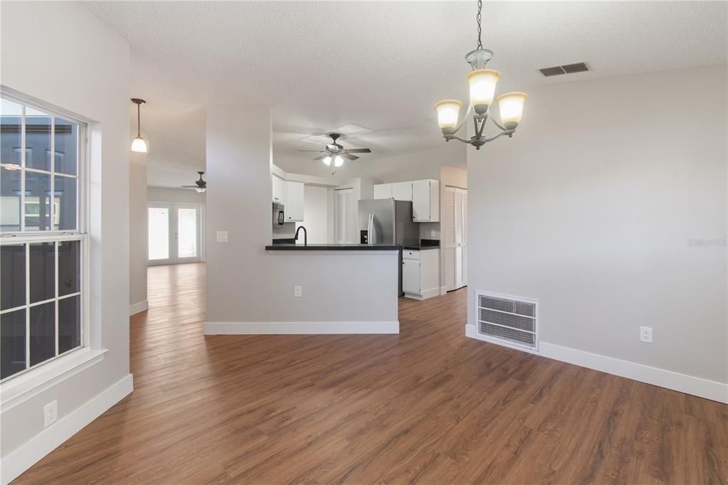 For Sale: $349,900 (3 beds, 2 baths, 1406 Square Feet)