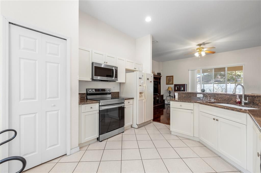 For Sale: $325,000 (3 beds, 2 baths, 1686 Square Feet)