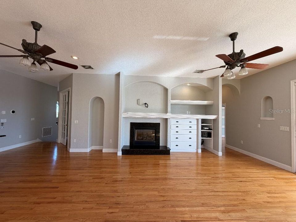 For Sale: $865,000 (3 beds, 2 baths, 2477 Square Feet)