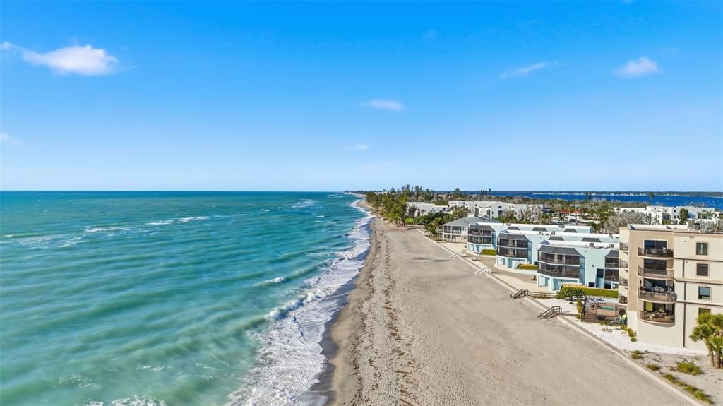 For Sale: $2,499,000 (3 beds, 4 baths, 2180 Square Feet)