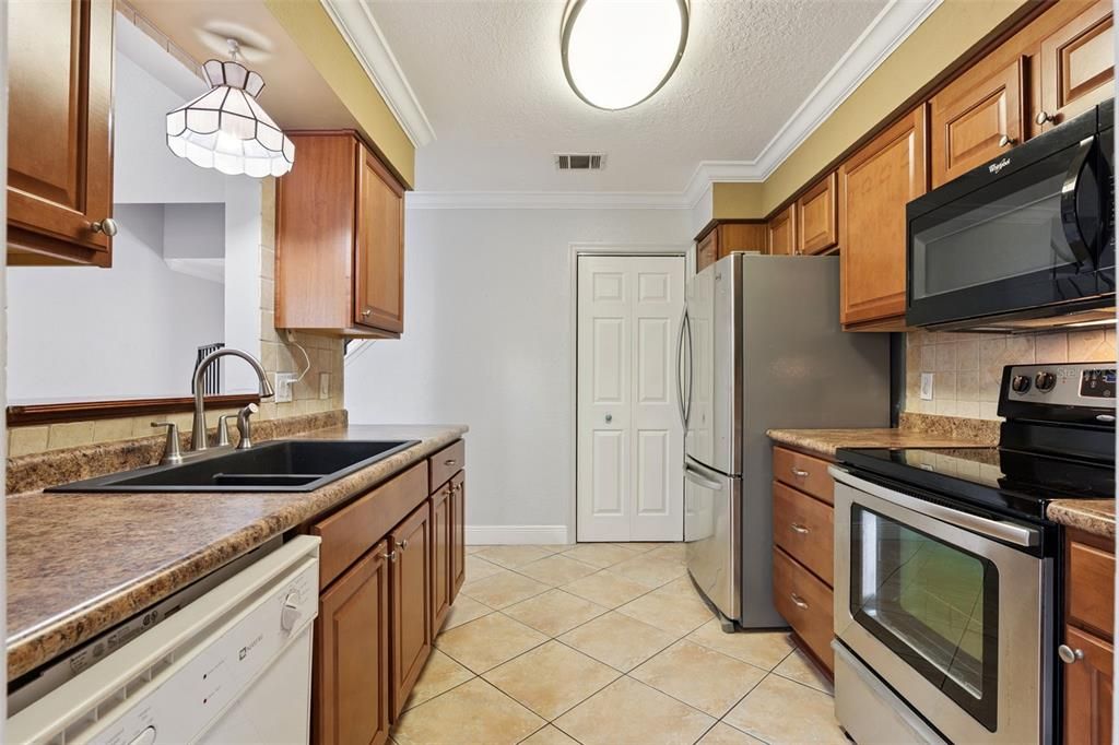 На продажу: $255,000 (2 спален, 2 ванн, 1335 Квадратных фут)