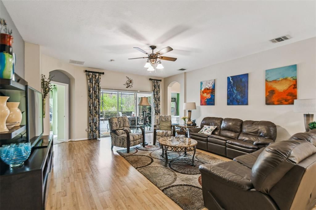 For Sale: $325,000 (3 beds, 2 baths, 1786 Square Feet)