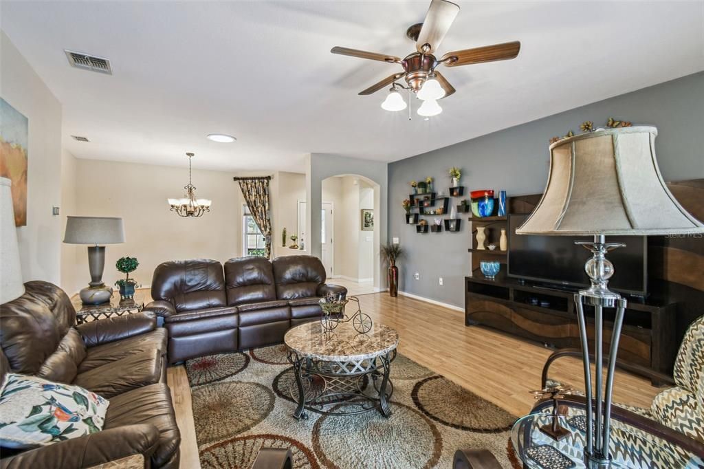 For Sale: $325,000 (3 beds, 2 baths, 1786 Square Feet)