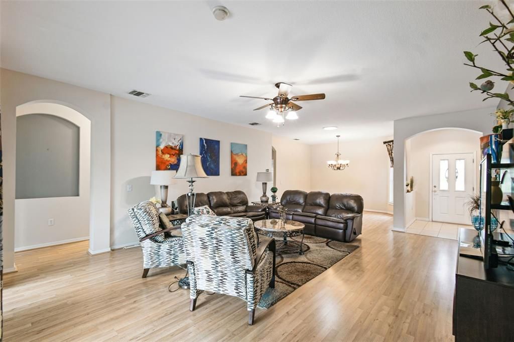 For Sale: $325,000 (3 beds, 2 baths, 1786 Square Feet)