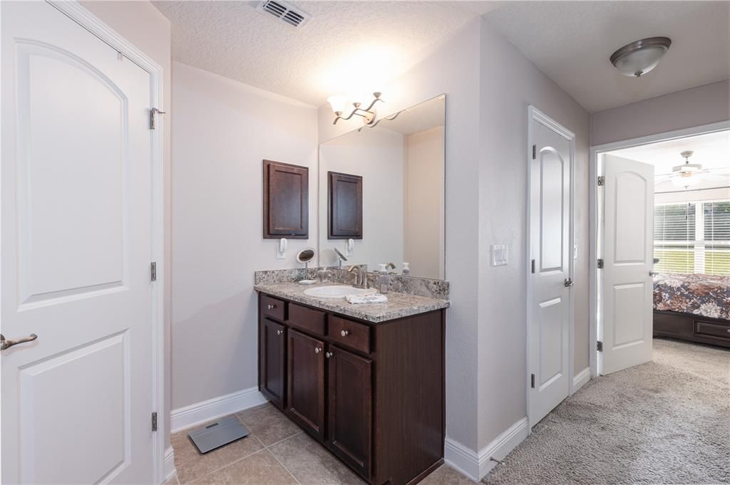 En Venta: $389,000 (4 camas, 2 baños, 2330 Pies cuadrados)