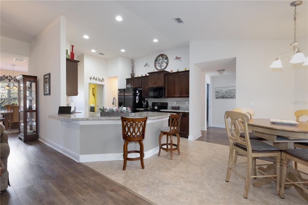 En Venta: $389,000 (4 camas, 2 baños, 2330 Pies cuadrados)