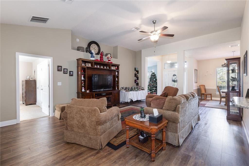 En Venta: $389,000 (4 camas, 2 baños, 2330 Pies cuadrados)