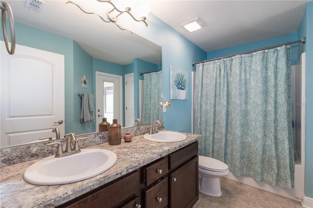 En Venta: $389,000 (4 camas, 2 baños, 2330 Pies cuadrados)