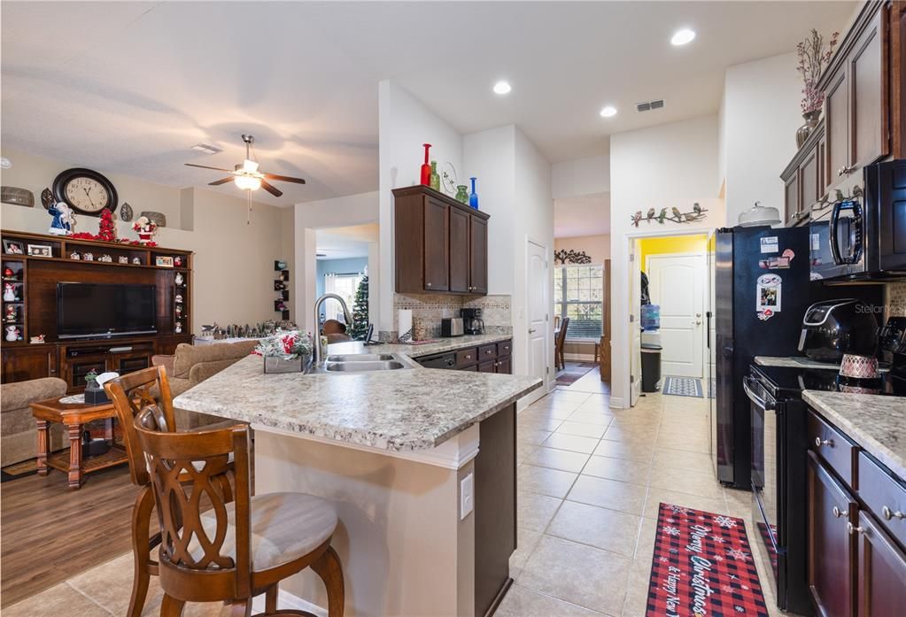 En Venta: $389,000 (4 camas, 2 baños, 2330 Pies cuadrados)