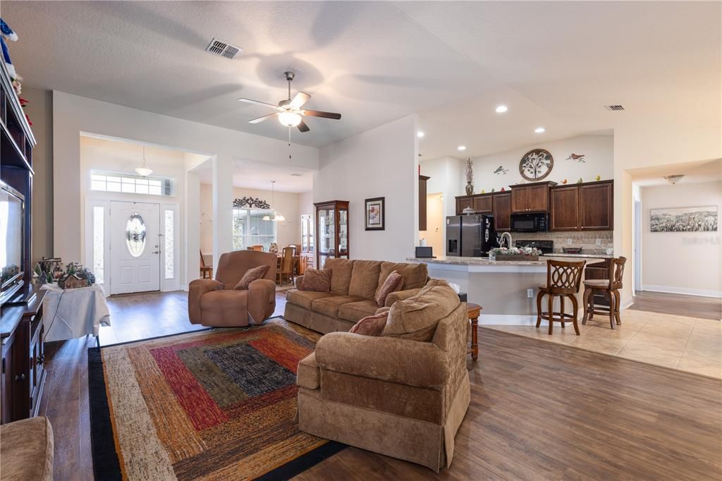 En Venta: $389,000 (4 camas, 2 baños, 2330 Pies cuadrados)