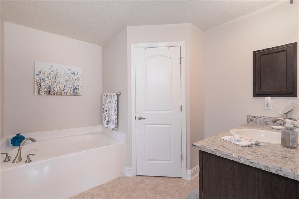 En Venta: $389,000 (4 camas, 2 baños, 2330 Pies cuadrados)