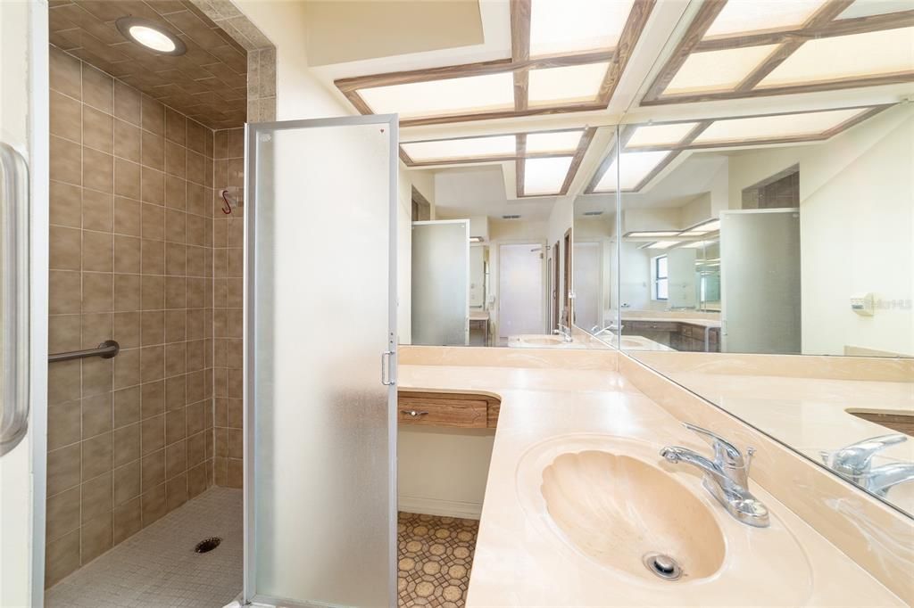 En Venta: $375,000 (3 camas, 2 baños, 2078 Pies cuadrados)