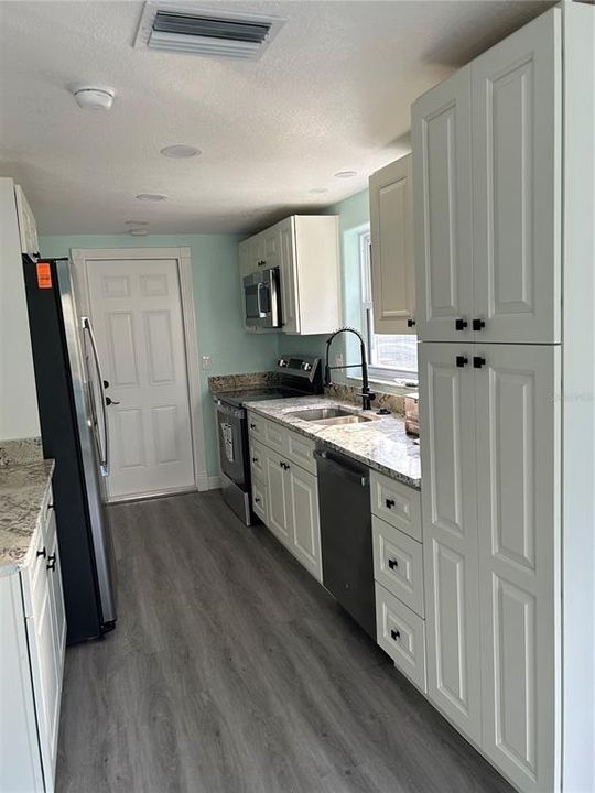 For Rent: $3,000 (2 beds, 2 baths, 1675 Square Feet)