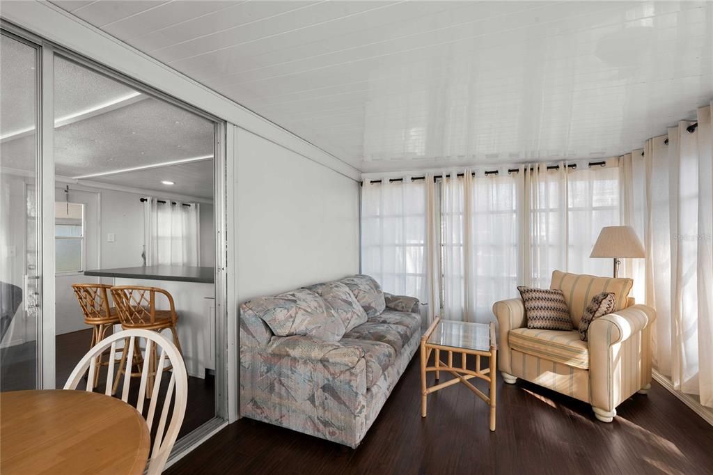 For Sale: $149,900 (2 beds, 1 baths, 768 Square Feet)