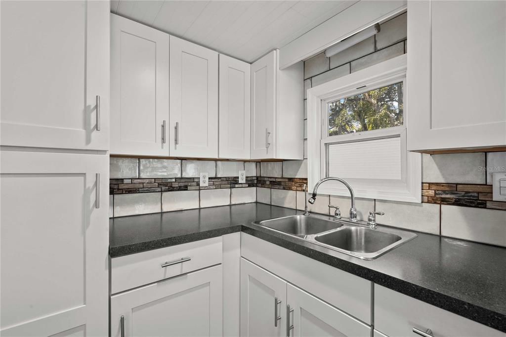 For Sale: $149,900 (2 beds, 1 baths, 768 Square Feet)