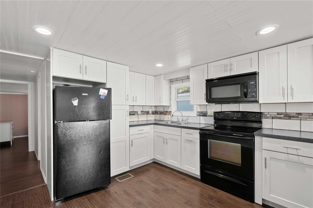 For Sale: $149,900 (2 beds, 1 baths, 768 Square Feet)