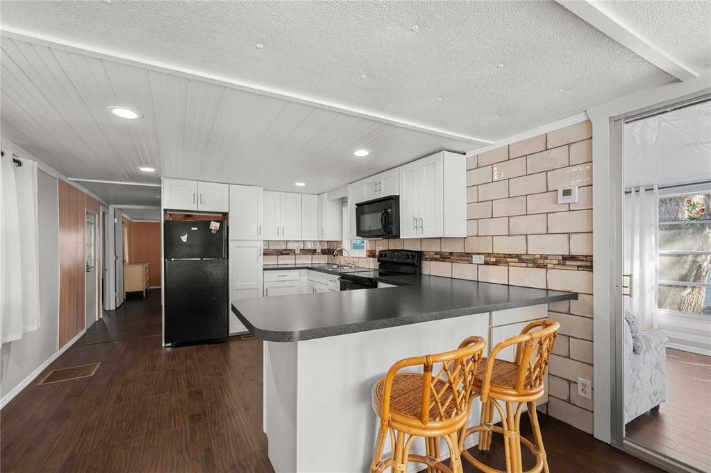 For Sale: $149,900 (2 beds, 1 baths, 768 Square Feet)