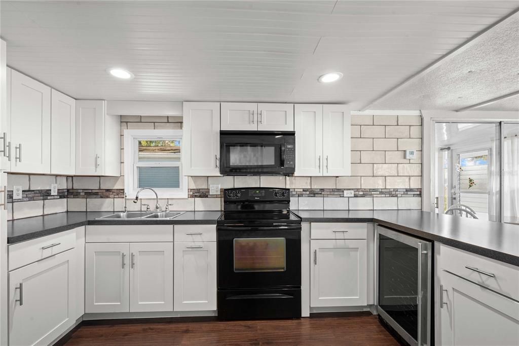 For Sale: $149,900 (2 beds, 1 baths, 768 Square Feet)