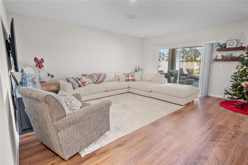 待售: $600,000 (5 贝兹, 3 浴室, 3182 平方英尺)