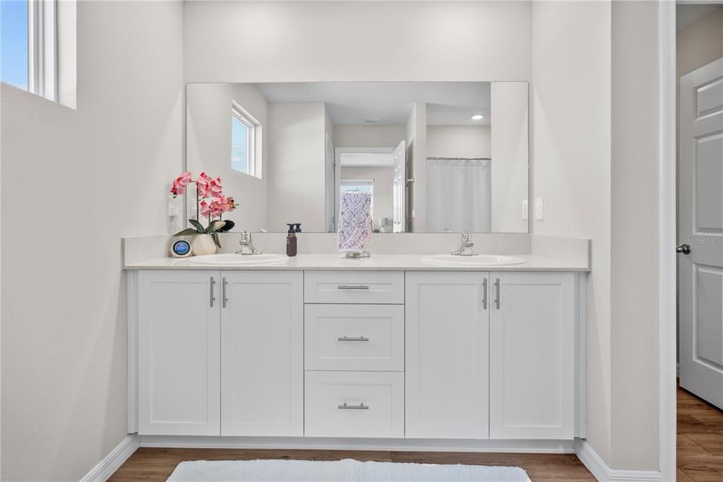 待售: $600,000 (5 贝兹, 3 浴室, 3182 平方英尺)