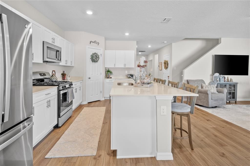 待售: $600,000 (5 贝兹, 3 浴室, 3182 平方英尺)