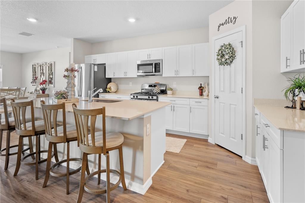 待售: $600,000 (5 贝兹, 3 浴室, 3182 平方英尺)