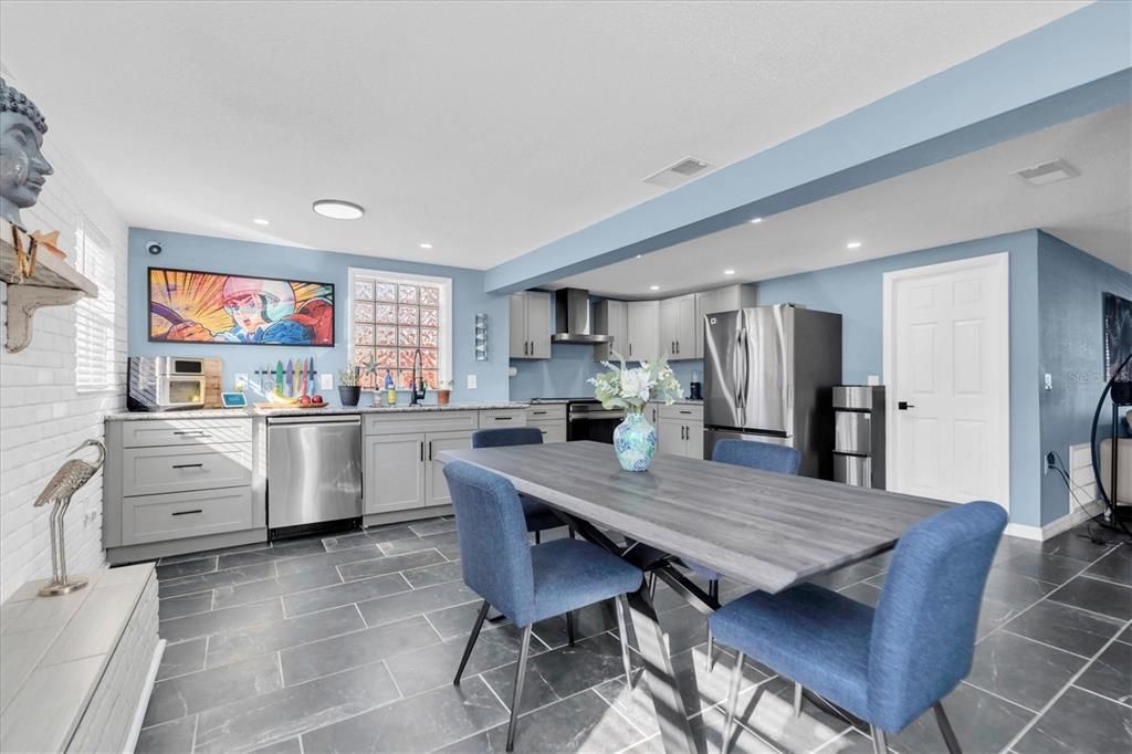 For Sale: $289,000 (3 beds, 2 baths, 1300 Square Feet)