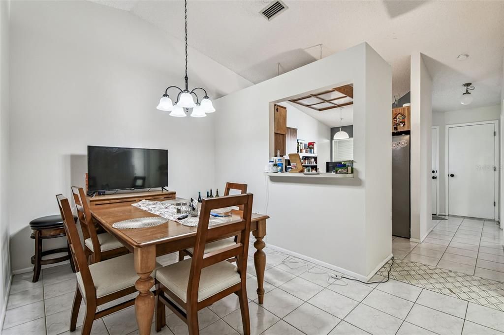 For Sale: $240,000 (2 beds, 2 baths, 976 Square Feet)