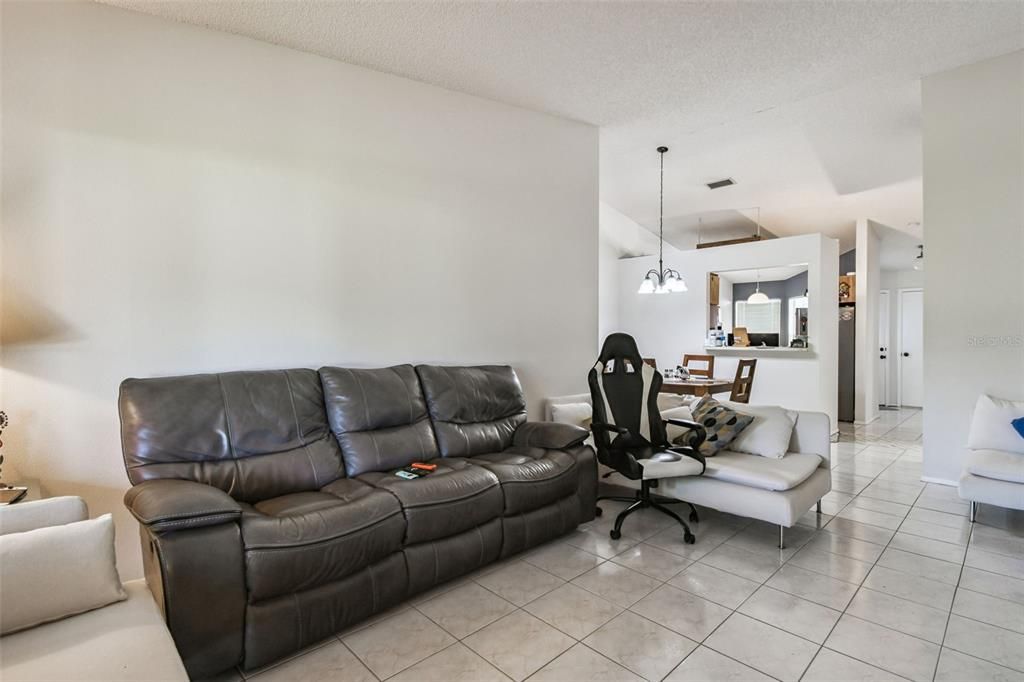 For Sale: $240,000 (2 beds, 2 baths, 976 Square Feet)