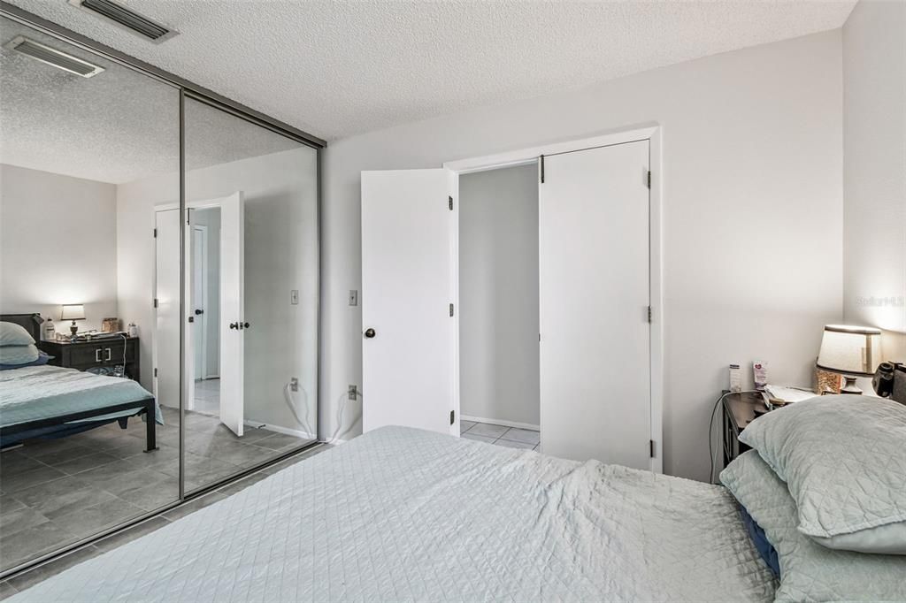 For Sale: $240,000 (2 beds, 2 baths, 976 Square Feet)