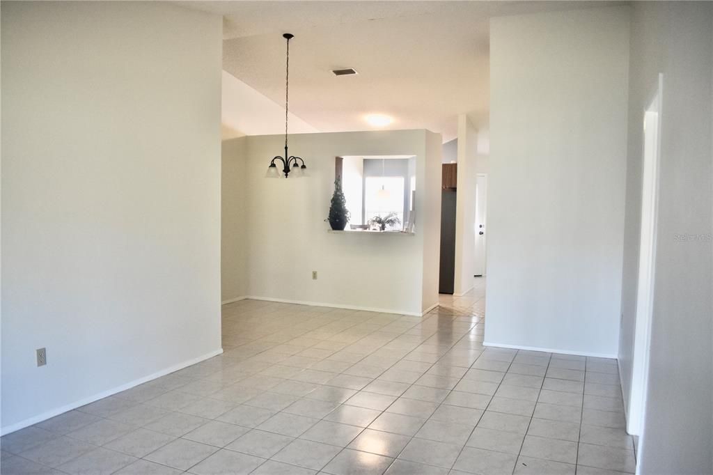 For Sale: $240,000 (2 beds, 2 baths, 976 Square Feet)