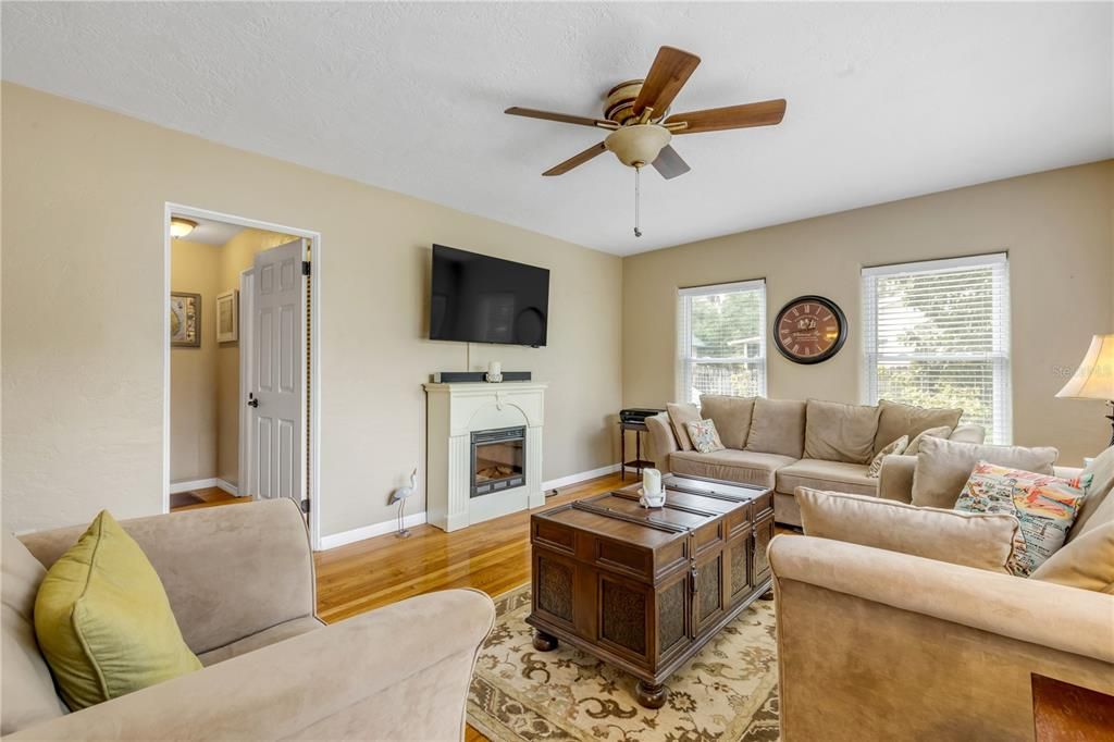 For Sale: $499,000 (3 beds, 2 baths, 1588 Square Feet)